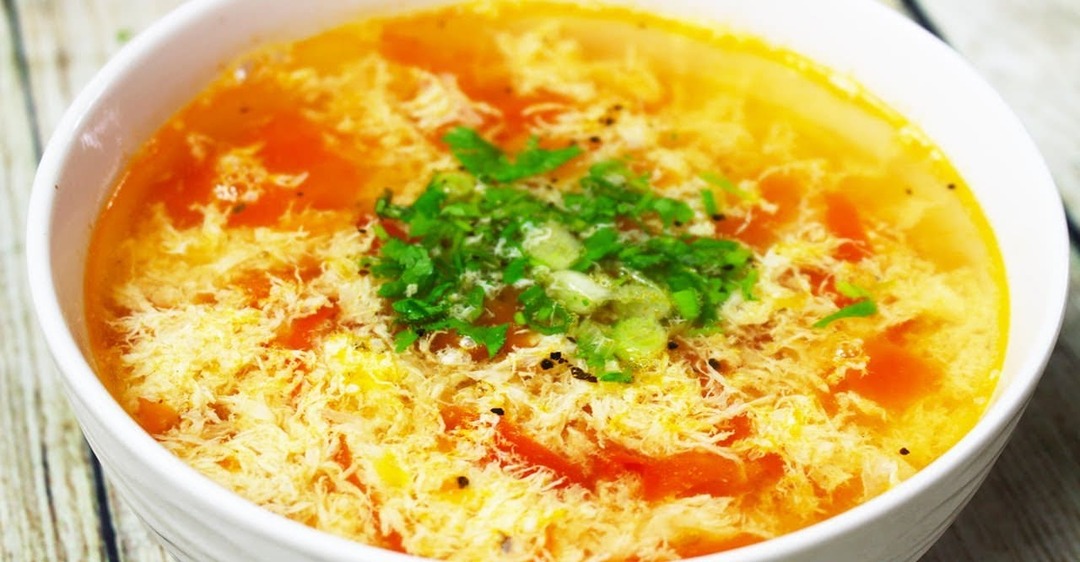 Cách nấu canh trứng hẹ cà chua ngon tuyệt vời cho cả gia đình