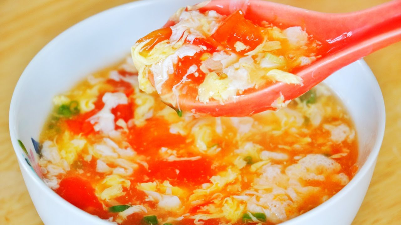 Cách nấu canh trứng hẹ cà chua ngon tuyệt vời cho cả gia đình
